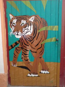 tiger-gemalt-auf-eine-tuer